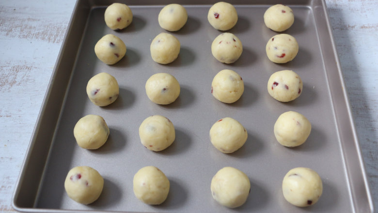 蔓越莓麻薯,取20g左右的面团揉圆，放入烤盘中。