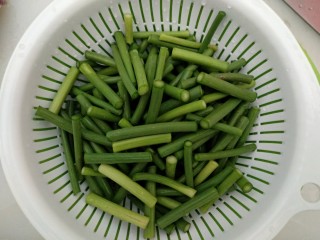 绿色美食+蒜苔炒肉丝,蒜苔洗净去首尾切小段。