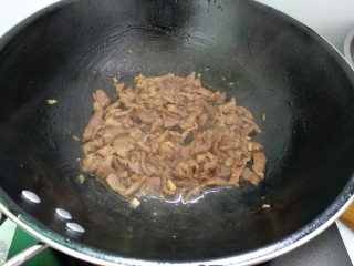 绿色美食+蒜苔炒肉丝,倒入肉丝，转中火快速翻炒至熟。