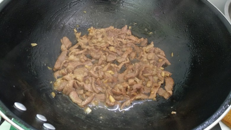 绿色美食+蒜苔炒肉丝,倒入肉丝，转中火快速翻炒至熟。