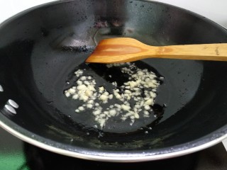 绿色美食+蒜苔炒肉丝,放入大蒜爆香。