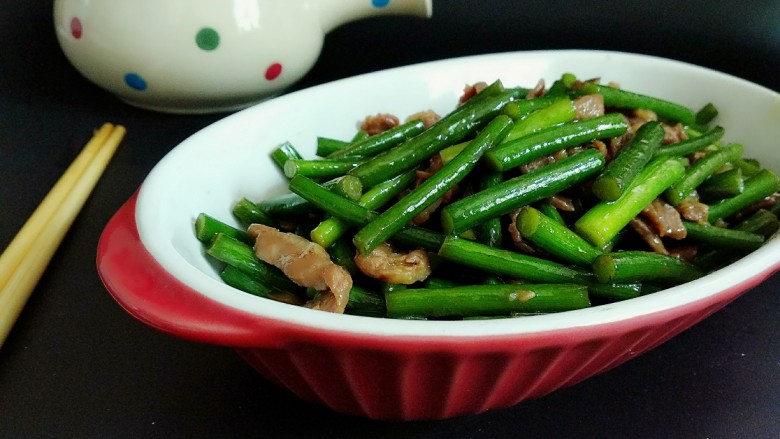 绿色美食+蒜苔炒肉丝,家常小炒。