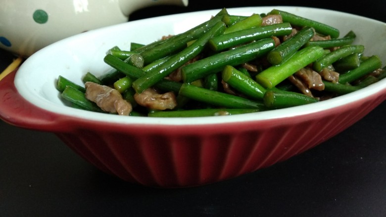 绿色美食+蒜苔炒肉丝,盛入餐盘。