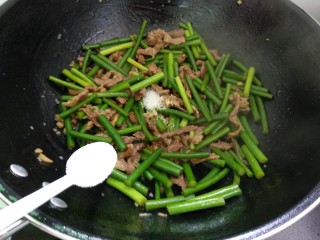 绿色美食+蒜苔炒肉丝,加入鸡精和盐翻炒均匀即可出锅。