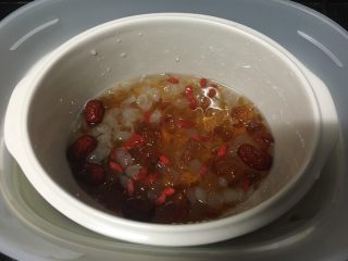 桃胶皂角米红枣枸杞羹,隔水炖两个小时