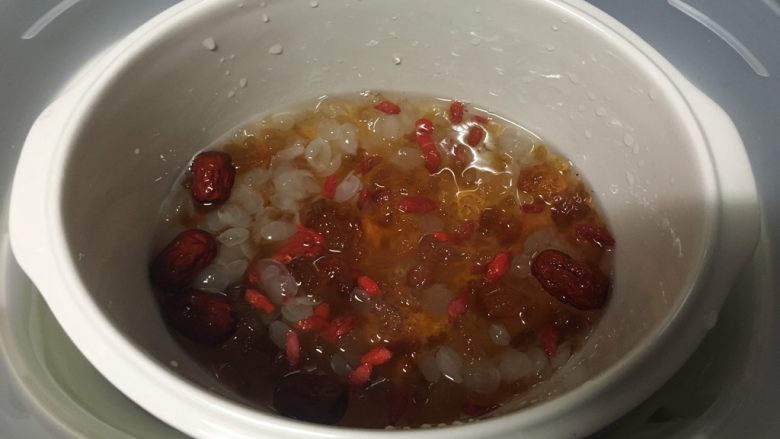 桃胶皂角米红枣枸杞羹,隔水炖两个小时