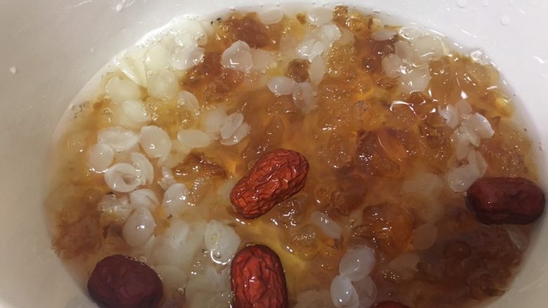桃胶皂角米红枣枸杞羹,加入沫过所有材料的水