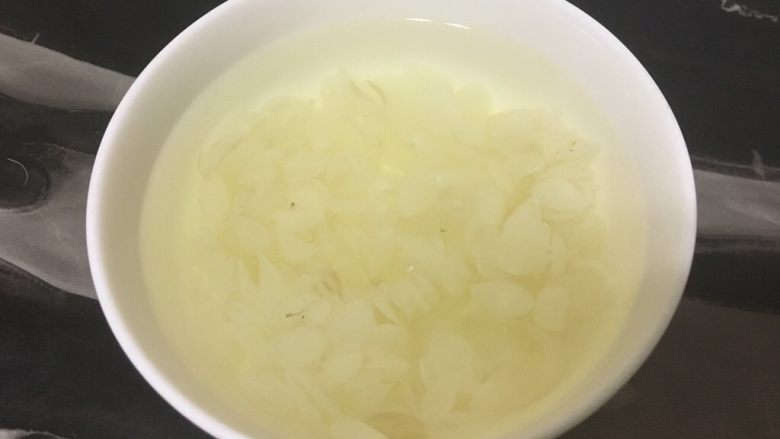 桃胶皂角米红枣枸杞羹,泡发十几个小时