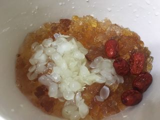 桃胶皂角米红枣枸杞羹,全部放入锅水炖锅