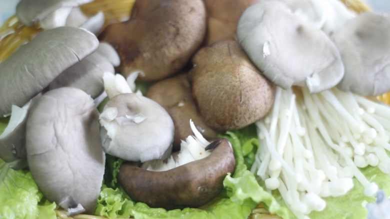 低卡胶原蛋白排骨火锅,各种蘑菇，只要是你喜欢的都可以洗干净备上，香菇要划个十字刀。
