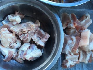 墨鱼干烧肉,排骨和五花肉洗净切块