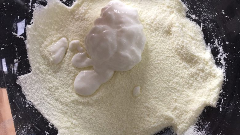 宝宝版酸奶溶豆,奶粉过筛，和酸奶搅拌至无颗粒状后备用，