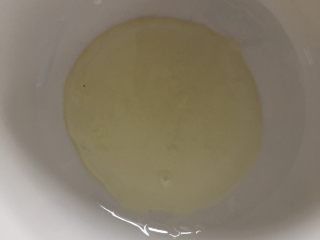 宝宝版酸奶溶豆,蛋清放在无水无油的打蛋盆中，先加几滴柠檬汁，打至出现粗泡的时候加入第一次糖，在泡沫变细腻的时候加入第二次糖，在出现比较清晰的纹路的时候加入第三次糖，打到湿性发泡的时候加入玉米淀粉，直到打到泡沫可以成为直立的尖角（硬性发泡），挂在硅胶刀上不会掉下来；