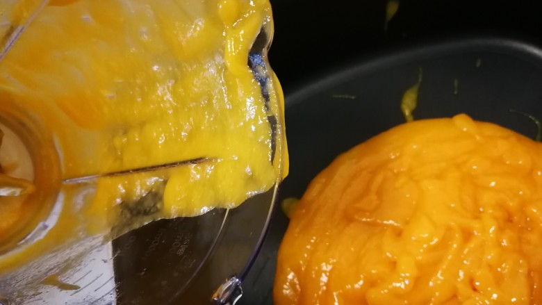 甜蜜饮食:芒果果酱,把芒果果泥倒进锅里（重点来了！切记切记，熬果酱不能用铁锅或者铝锅！）