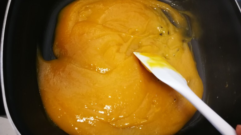 甜蜜饮食:芒果果酱,用刮刀不断得翻拌、不断得翻拌、不断得翻拌，反正就是不断得翻拌，防止糊锅！