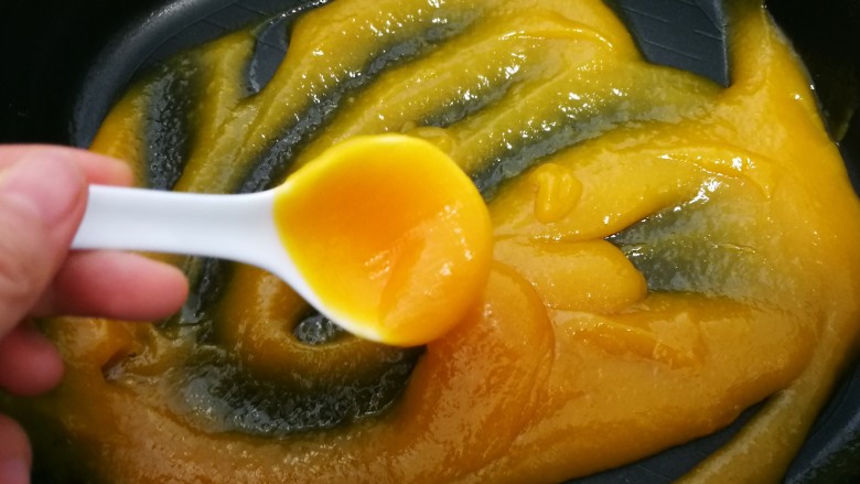 甜蜜饮食:芒果果酱,用一个干净的汤勺勺取果酱，然后趁热装瓶
