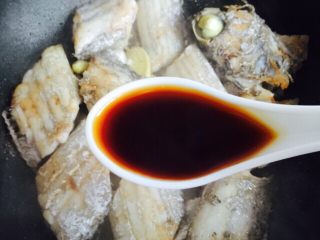 白萝卜带鱼汤,加一勺的蒸鱼豉油