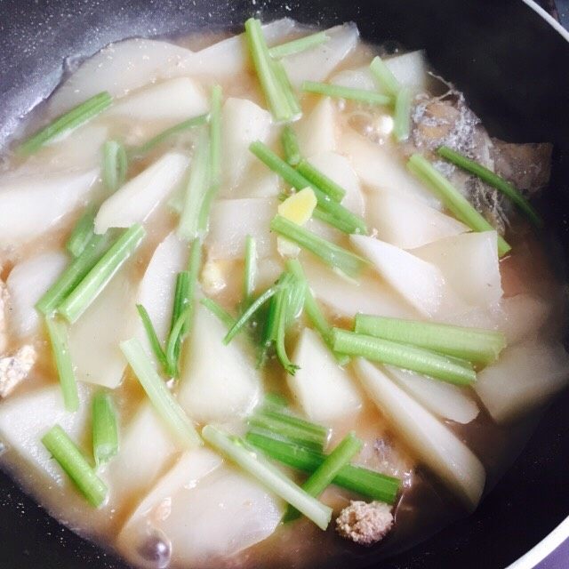 白萝卜带鱼汤,加入芹菜，开锅煮片刻