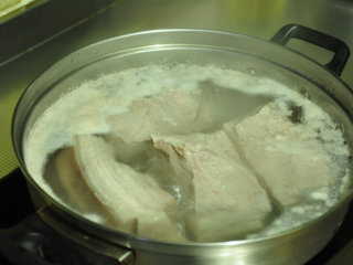 不可忘却的味道——卤肉饭,水开后煮8-10分钟，捞出五花肉用冷水洗去表面杂质。