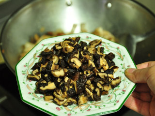 不可忘却的味道——卤肉饭,加入香菇翻炒均匀。
