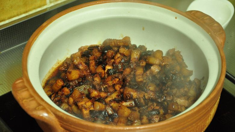 不可忘却的味道——卤肉饭,将炒好的卤肉倒入砂锅中。