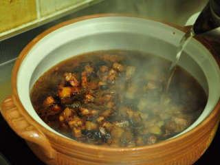 不可忘却的味道——卤肉饭,煮开后加入高汤（开水），大火煮沸后转中小火加盖焖煮。