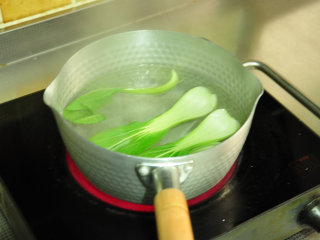 不可忘却的味道——卤肉饭,放入洗净的油菜入锅中汆烫至断生后捞出。