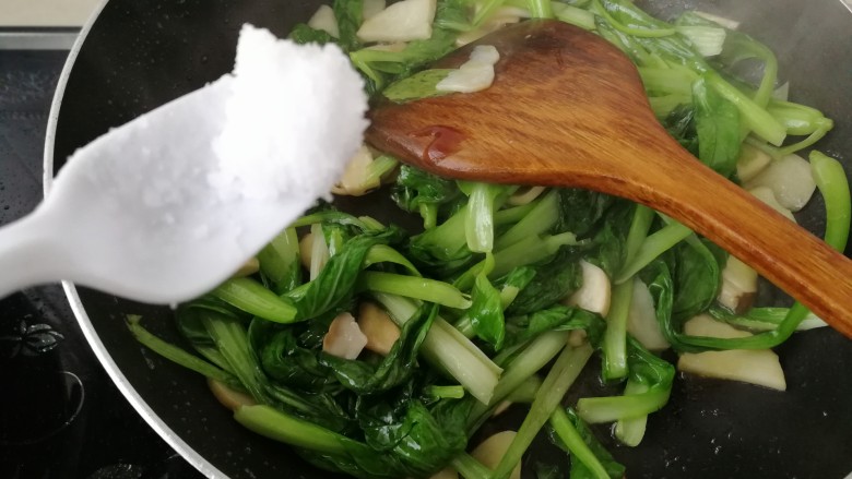 #绿色美食#翡翠白玉,适量的盐。
