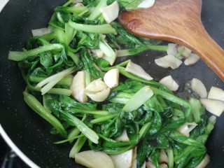 #绿色美食#翡翠白玉,翻炒个两三分钟后，拍两个蒜瓣进去炒一分钟就出锅啦！