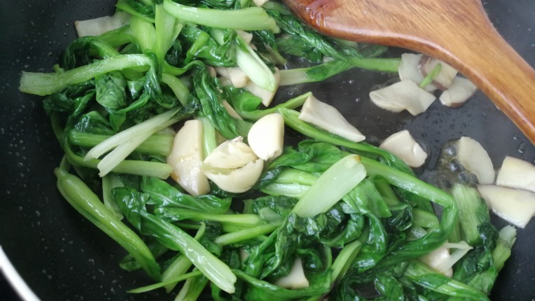 #绿色美食#翡翠白玉,翻炒个两三分钟后，拍两个蒜瓣进去炒一分钟就出锅啦！