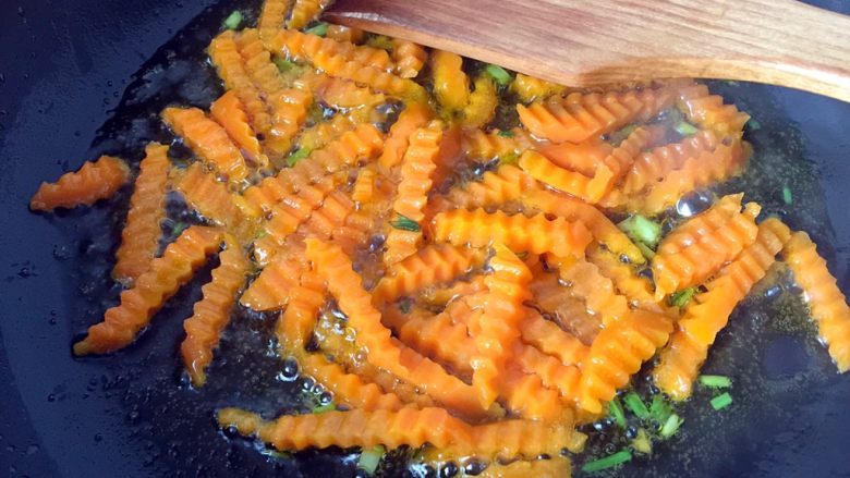 绿色美食+素炒三色螺旋莴苣,翻炒至胡萝卜变色