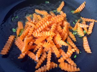绿色美食+素炒三色螺旋莴苣,马上倒入胡萝卜