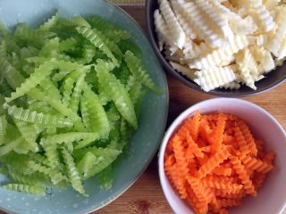 绿色美食+素炒三色螺旋莴苣,三种食材全部切好，备用