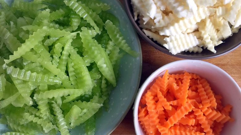 绿色美食+素炒三色螺旋莴苣,三种食材全部切好，备用