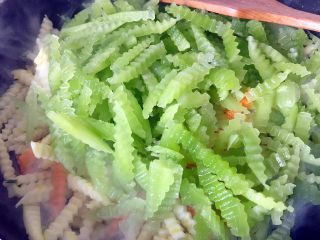绿色美食+素炒三色螺旋莴苣,再倒入莴苣