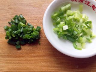 绿色美食+素炒三色螺旋莴苣,小葱，将葱白、葱绿分开切好，备用