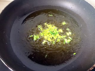 绿色美食+素炒三色螺旋莴苣,油热后，放入葱白爆香
