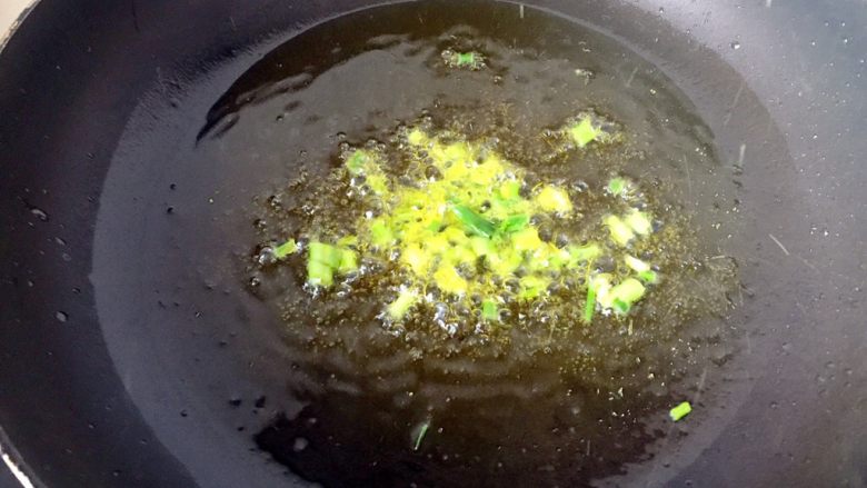 绿色美食+素炒三色螺旋莴苣,油热后，放入葱白爆香