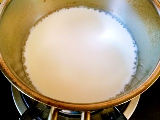 正宗双皮奶&蛋黄奶布丁,小火将300ml牛奶煮到95度，将沸未沸的状态，期间不停的搅拌以免黏锅。