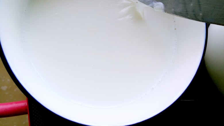 正宗双皮奶&蛋黄奶布丁,倒入碗中，冷却至室温，牛奶表面形成厚厚微黄的奶皮。