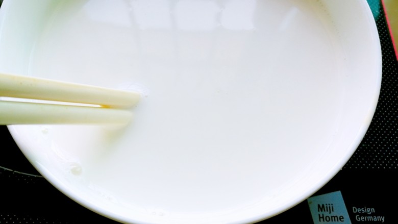 正宗双皮奶&蛋黄奶布丁,将奶皮轻轻用刀调起一角，在装蛋清的碗中放一双筷子，将牛奶沿着筷子倒出，切记有奶皮的那个碗里要就50ml牛奶，不然奶皮就贴在碗底了。
