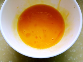 正宗双皮奶&蛋黄奶布丁,将剩下的蛋黄搅打均匀。