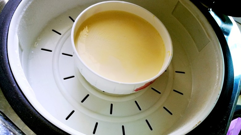 正宗双皮奶&蛋黄奶布丁,加入300ml牛奶和10克糖，搅拌均匀。