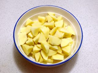 孜然薯角,把土豆切成三角块