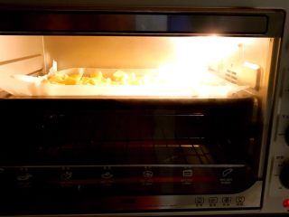 孜然薯角,把烤盘放入已经预热好的烤箱中，180W烤20分钟