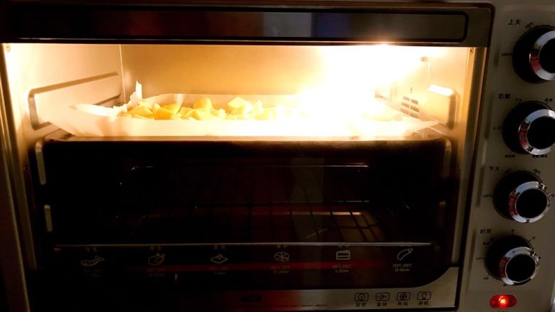 孜然薯角,把烤盘放入已经预热好的烤箱中，180W烤20分钟