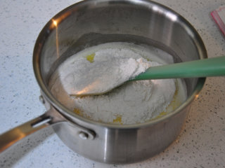 西班牙油条——吉拿果,将锅离火，一次性加入过筛后的低筋面粉