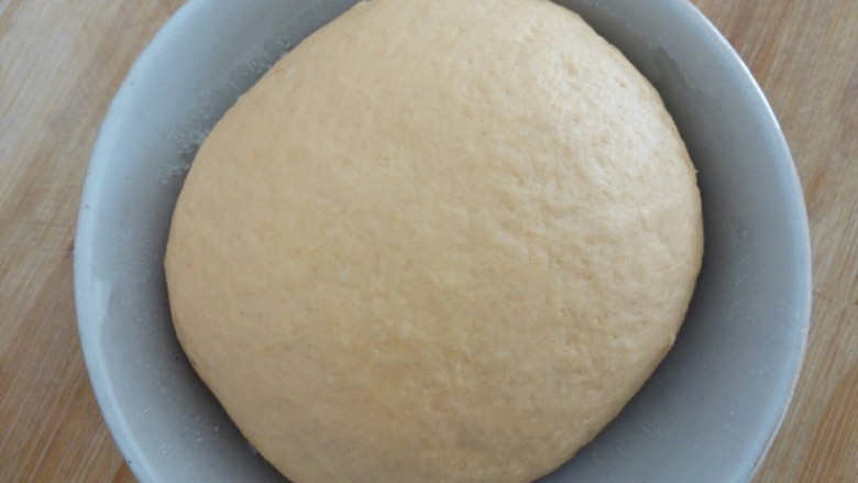 爱心豆沙包,发酵好的面团﻿﻿﻿﻿﻿﻿，拉开呈蜂窝状﻿﻿﻿﻿﻿﻿﻿﻿﻿﻿﻿﻿﻿﻿