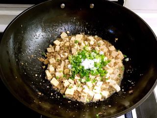 肉末豆腐,加入葱末和精盐