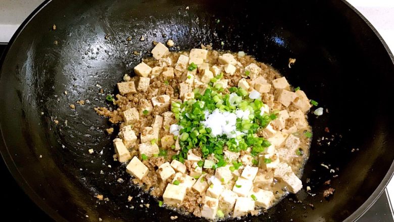 肉末豆腐,加入葱末和精盐